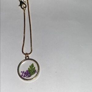 Goldtone Round pendant necklace w Pressed Flower in acrylic charm NWT 16-18in